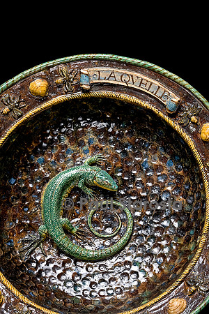 Coupe dans un style de métal martelé sur petit piédouche, avec lézard