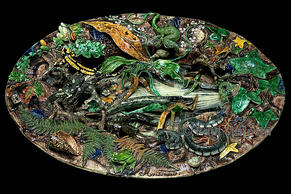 Grand bassin en terre cuite émaillée avec couleuvre, branche morte, fleurettes, salamandre