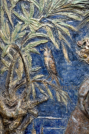 Plaque dans un cadre en bois doré représentant la Vierge et l’Enfant