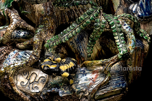 Tronc d’arbre mort avec salamandre, serpent, petit personnage fumant la pipe
