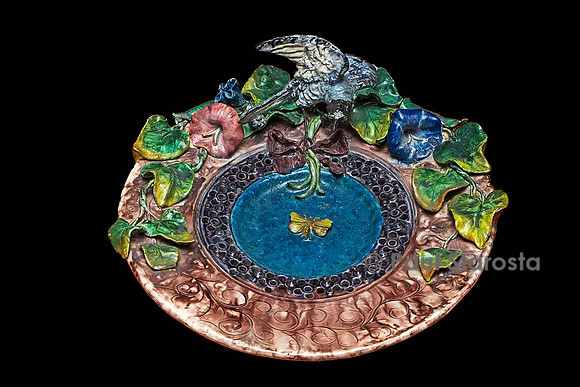 Coupe ronde en terre cuite émaillée avec oiseau, fleurs de liserons et papillon au centre