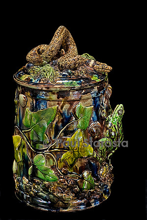 Pot à tabac avec grenouilles, serpent en guise d’anse