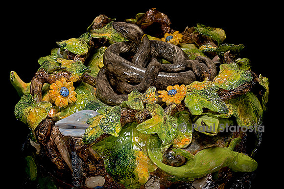 Serpent dans son nid de feuillage et de fleurs - Christine Viennet