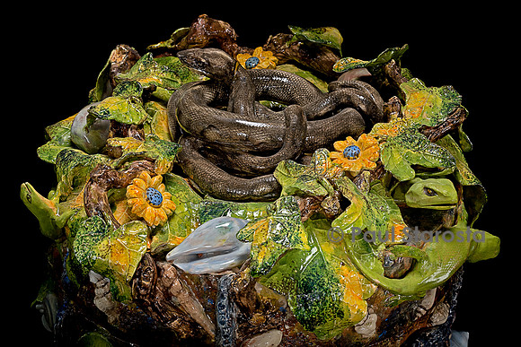 Serpent dans son nid de feuillage et de fleurs - Christine Viennet