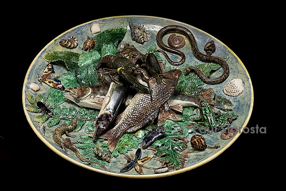 Grand plat rustique de poissons, écrevisse, entourés d’une petite couleuvre