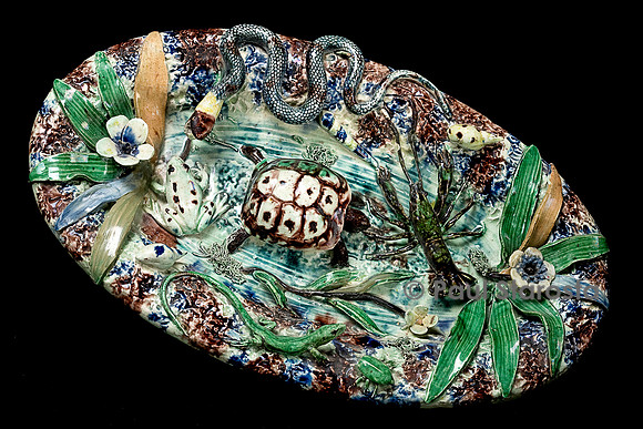 Petit plat ovale en terre cuite glaçure plombifère avec tortue centrale