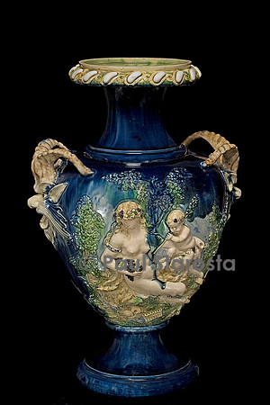 Vase fond bleu, avec têtes de boucs grimaçants