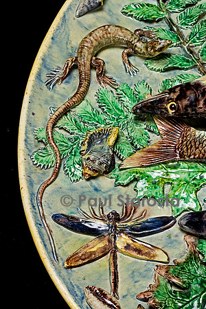 Grand plat rustique de poissons, écrevisse, entourés d’une petite couleuvre