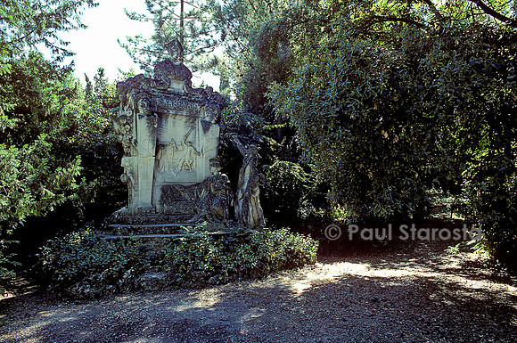 Jardin des plantes de Montpellier - monument à Rabelais