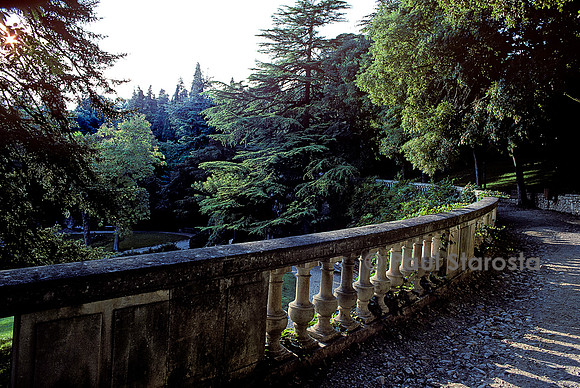 Les Jardins de la Fontaine à Nîmes - sentier et balustrade